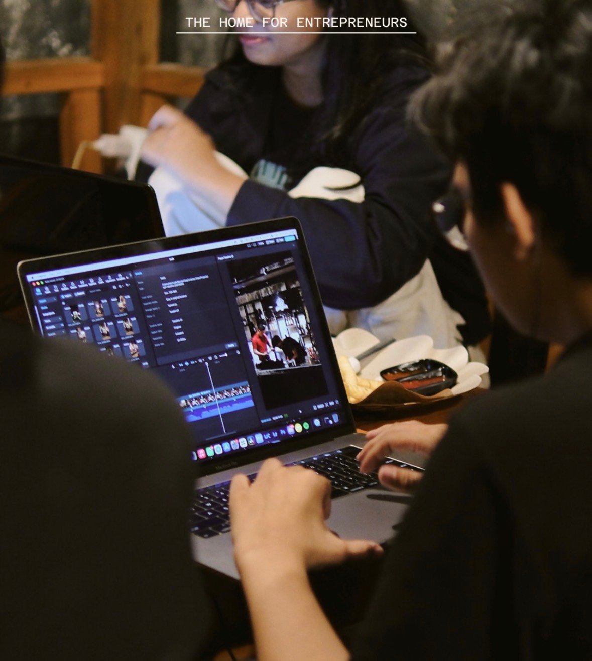 Frzhtly team working together around a laptop