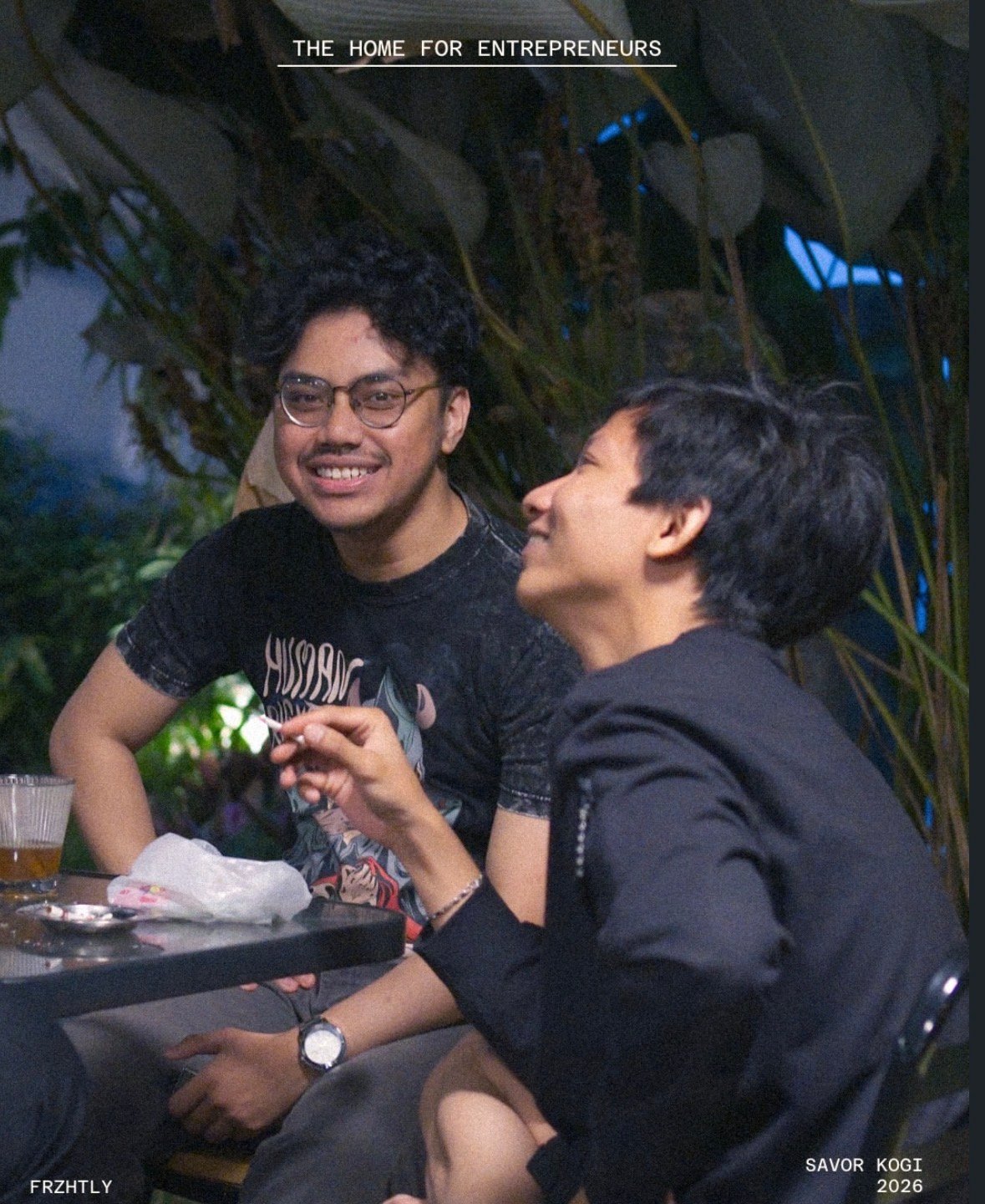 Two Freezehotly members sharing a conversation
